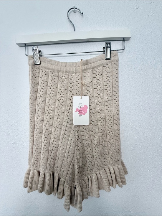 L'ATISTE Pants - NWT L'ATISTE Beige with Ruffles shorts 🩳 size medium